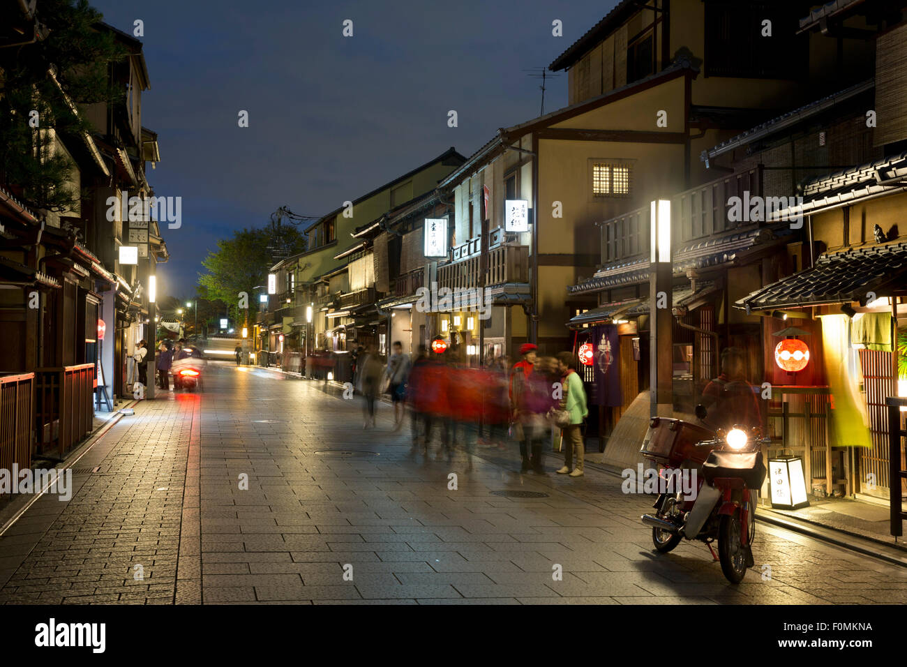 Por la noche en las casas tradicionales japonesas, Hanami-Koji street, el distrito Gion (Geisha zona), Kyoto, Japón, Asia Foto de stock