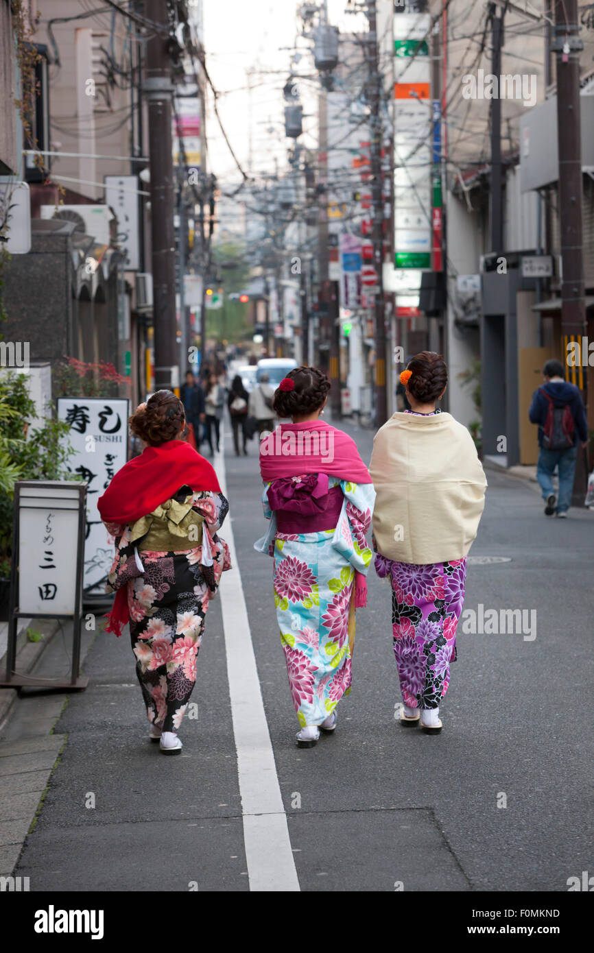 Los japoneses jóvenes muchachas en los kimonos tradicionales, distrito Gion (Geisha zona), Kyoto, Japón, Asia Foto de stock