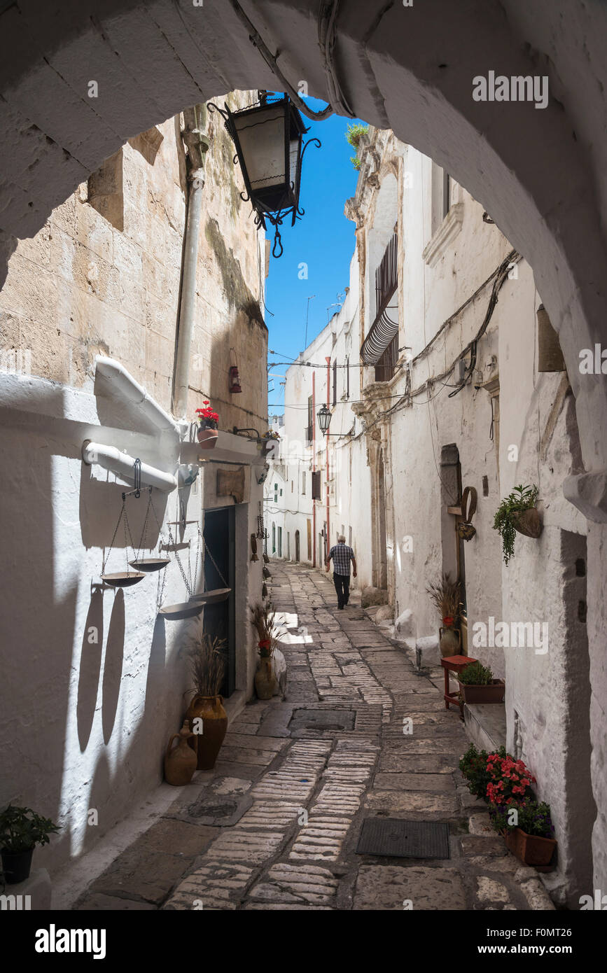 Encaladas calles medievales de Ostuni, Puglia, Italia Foto de stock