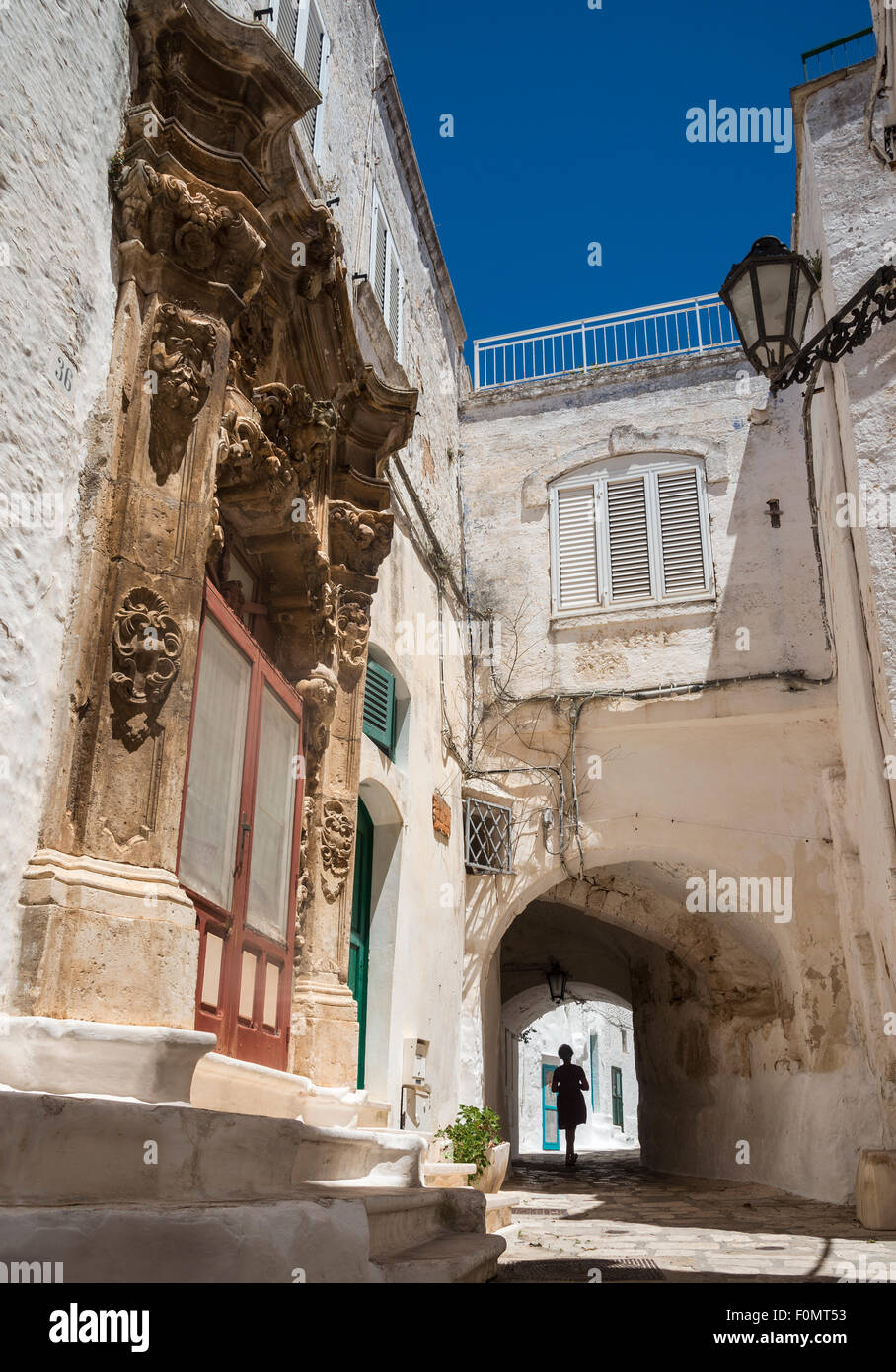 Su portada barroca y las callejuelas estrechas en Ostuni, Puglia, Italia Foto de stock