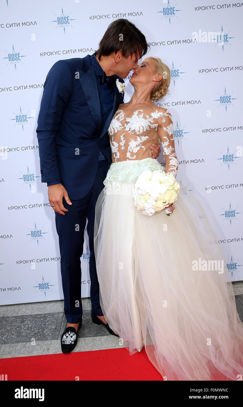 Moscú, Rusia. 18 Aug, 2015. El dos veces campeón olímpico de patinaje artístico Maxim Trankov (L) y Tatiana Volosozhar durante su boda en el Rose Bar restaurante. Crédito: Vyacheslav Prokofyev/TASS/Alamy Live News Foto de stock