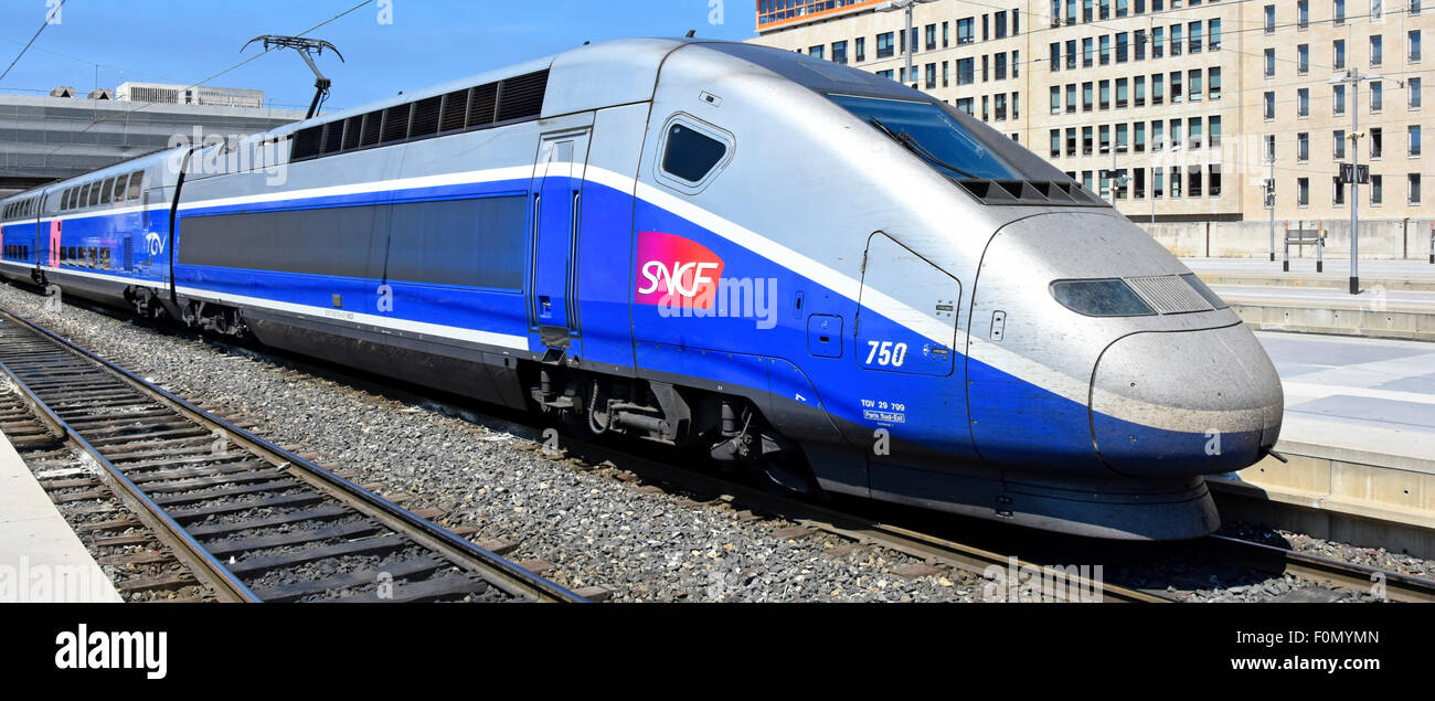 Tren de alta velocidad de cerca Francia aerodinámica en SNCF TGV tren de pasajeros de alta velocidad en la plataforma de la estación de ferrocarril francés de Marsella esperando para salir Foto de stock