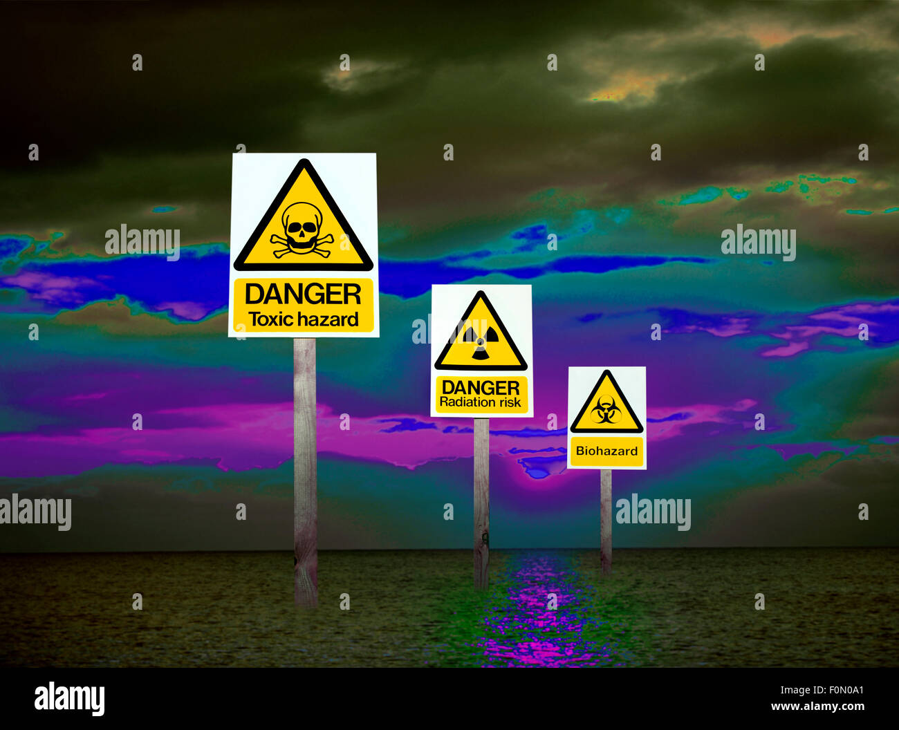 Tres señales de alerta de los peligros para la salud y peligros ambientales en una imagen digital que ilustran un mundo de contaminación del aire y el mar. Foto de stock