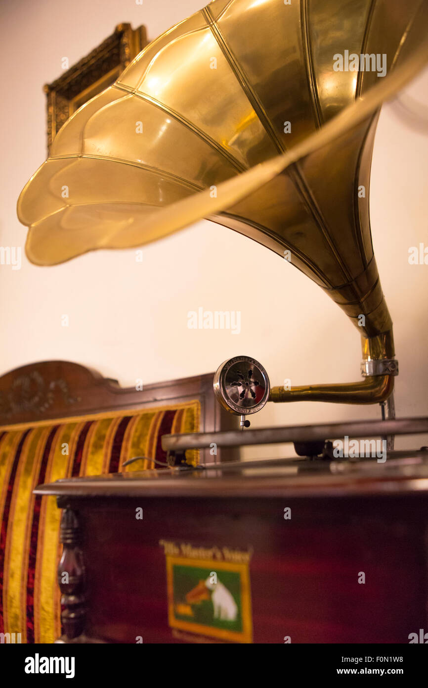 Latón viejo gramófono dorado, su voz masters Foto de stock
