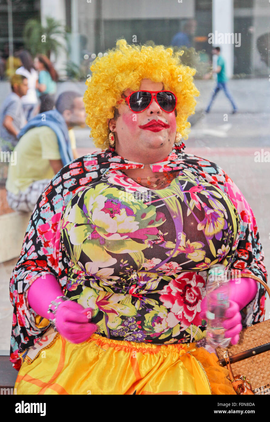 Sao Paulo, Brasil De Junio De 2015: Una Drag Queen No Identificada Vestido  Con El Traje Tradicional De La Celebración De Lesbianas, Gays, Bisexuales,  Transgénero Y La Cultura En El | sptc.edu.bd