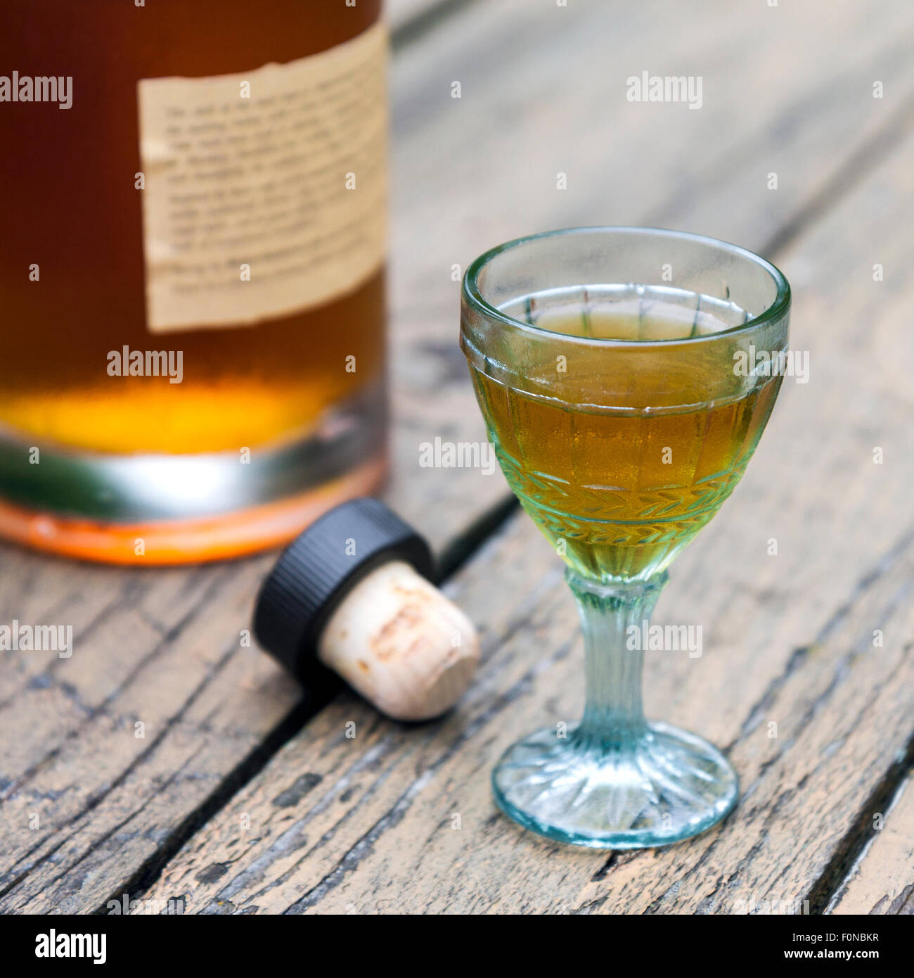Vintage crystal copa de brandy con botella y corcho en el fondo Foto de stock
