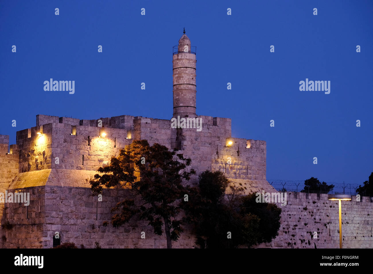 La torre fortificada de David, también conocida como la ciudadela de Jerusalén y las murallas otomanas ciudad vieja Jerusalén oriental, Israel Foto de stock