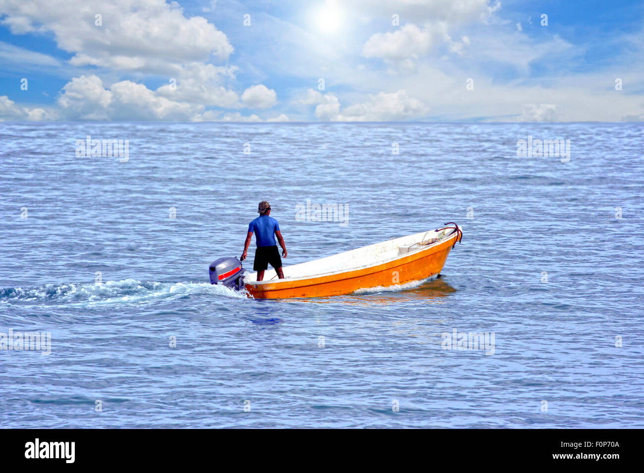 autoridad estoy feliz combustible Man in small boat outboard fotografías e imágenes de alta resolución - Alamy