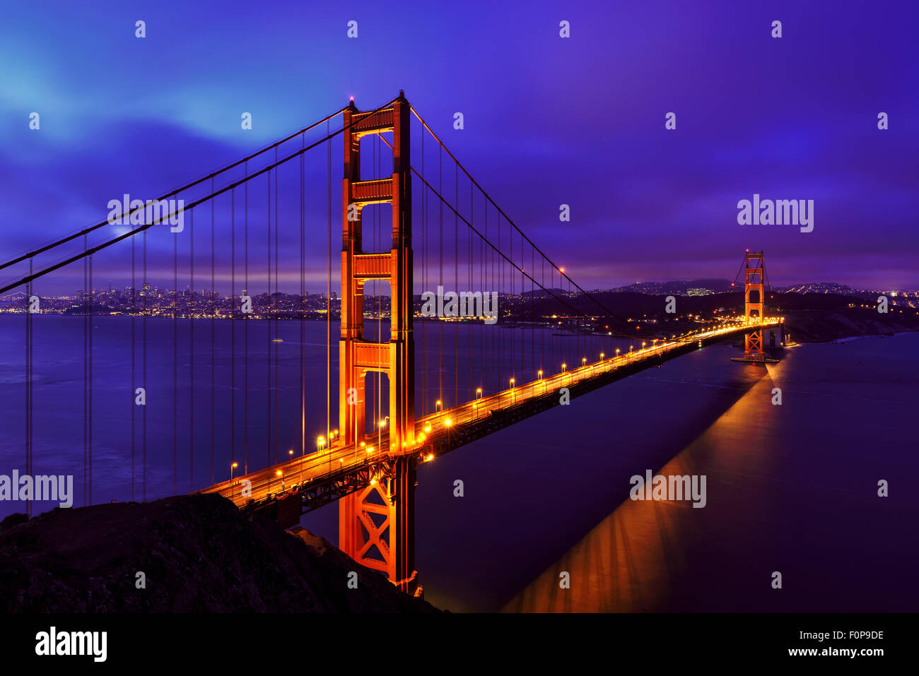 Noche azul en el Golden Gate Bridge, San Francisco Foto de stock