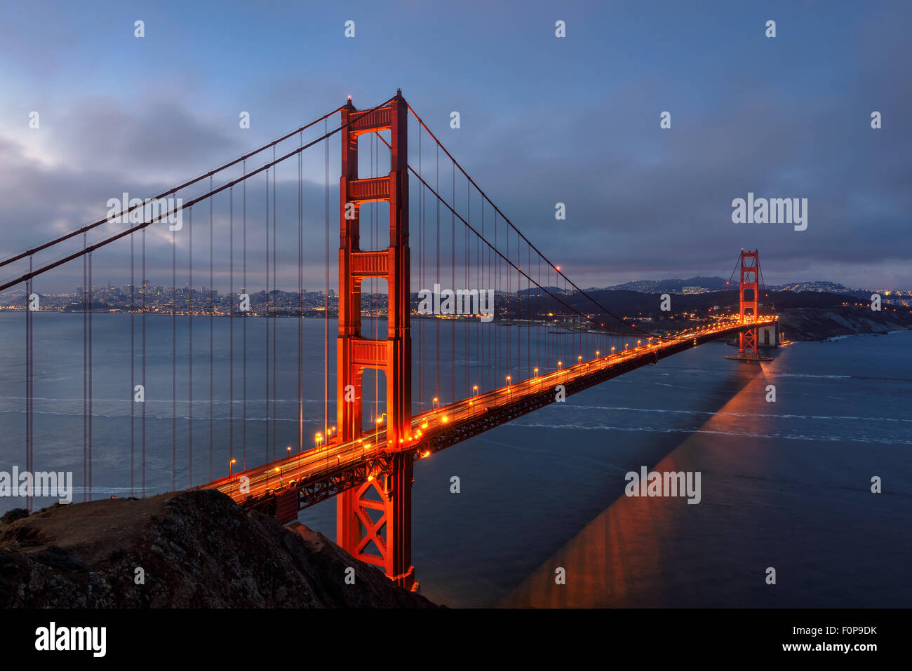 Famoso Puente Golden Gate, en San Francisco, por la mañana, EE.UU. Foto de stock
