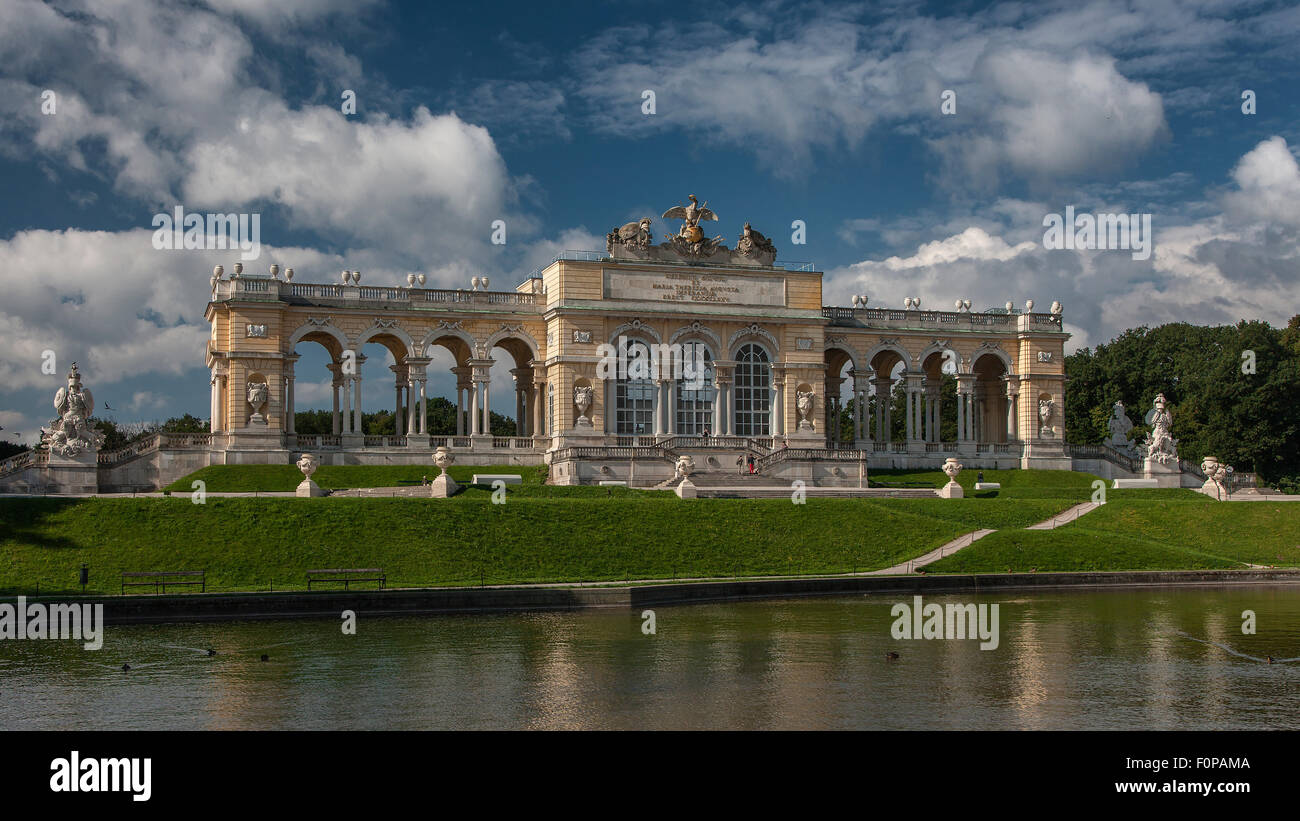 Gloriette edificio en los jardines del palacio Schloss Schönbrunn Palace, Sitio del Patrimonio Mundial de la UNESCO, celebrada en Viena, Austria, Europa Foto de stock