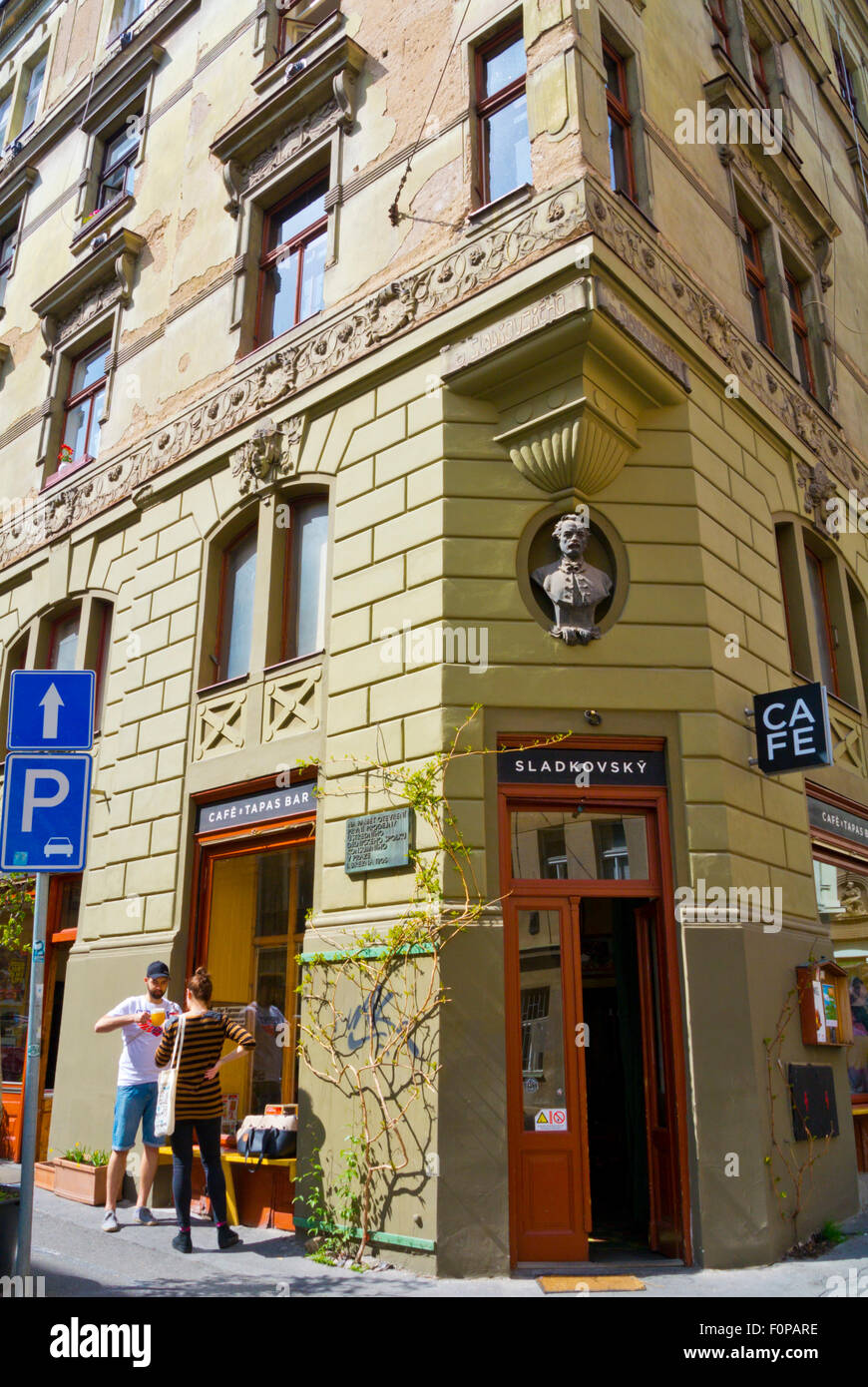 Sladkovsky, bar y cafetería, Vršovice, Praga, República Checa, Europa Foto de stock