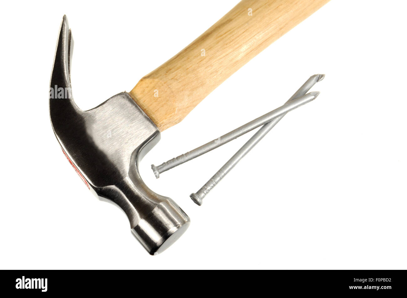 Foto de un martillo y clavos aislado sobre un fondo blanco. Foto de stock