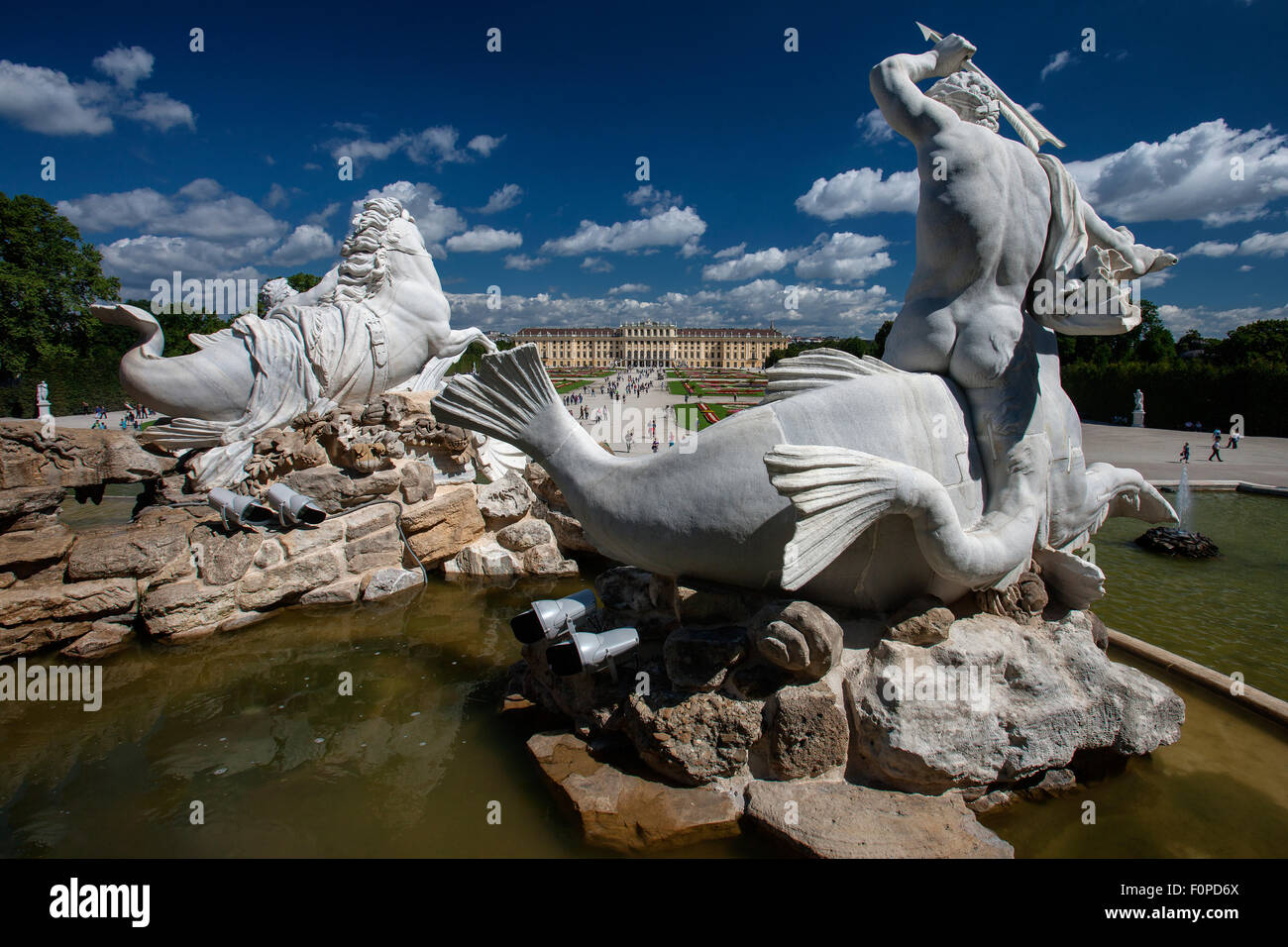 Y los jardines del Palacio de Schönbrunn con Neptun Fuente en primer plano, Viena, Austria Foto de stock