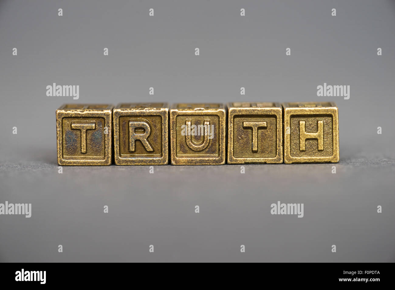 La verdad palabra formada por bloques metálicos sobre fondo gris Foto de stock