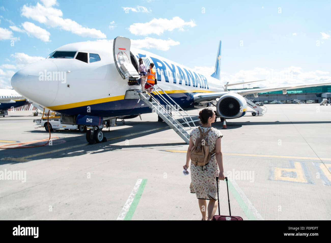 Mujer con llevar el equipaje,bolsa,el equipaje, embarque, Ryanair, vuelo,  desde el aeropuerto de Stansted, Londres a Barcelona. Ryanair,Londres,vuelo,Duty  Free,cabaña Fotografía de stock - Alamy