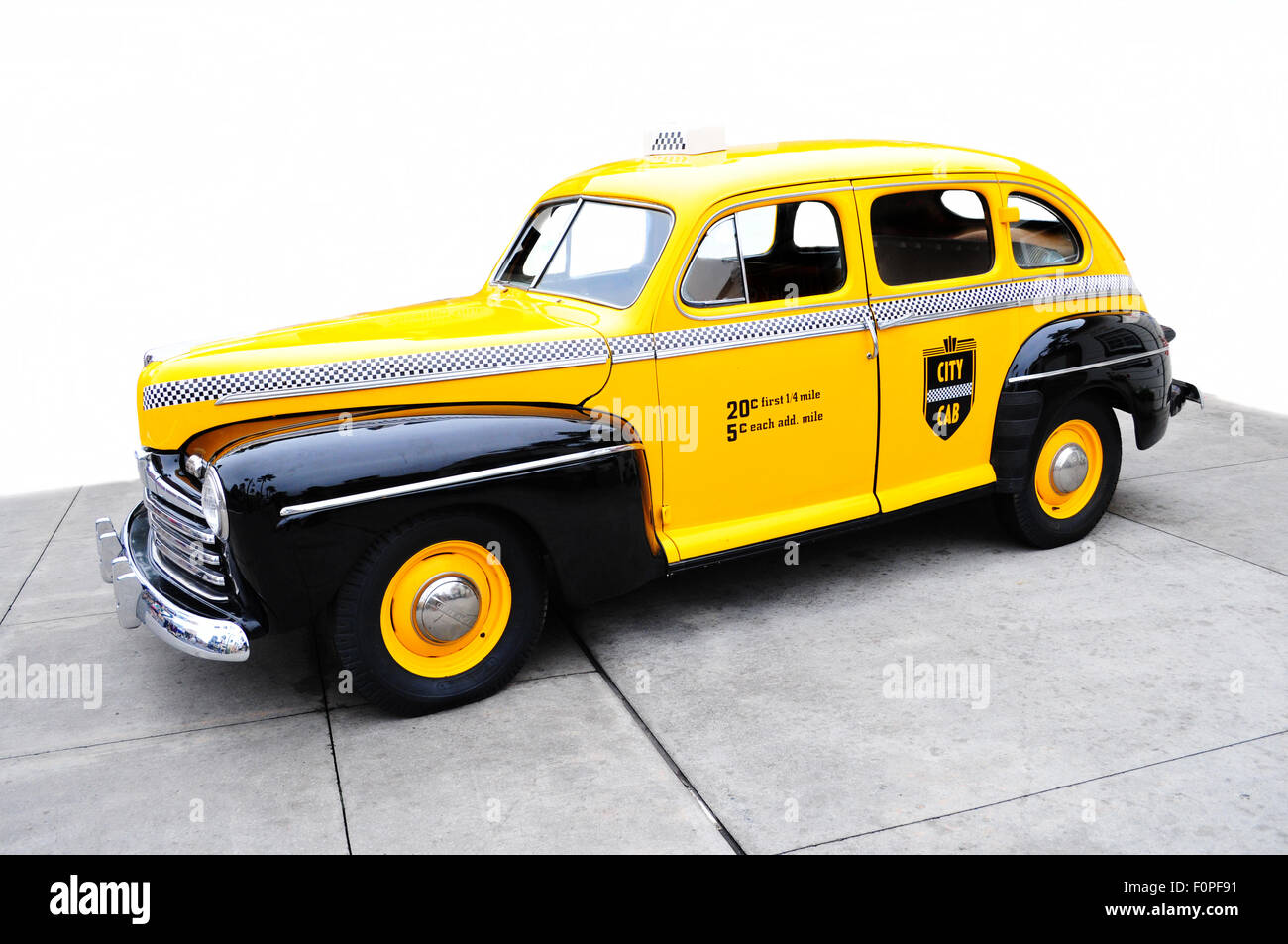 ORLANDO, Florida- Feb 7: Un taxi cap desde el 1940-s-s en Disney Hollywood Studios Theme Park, Feb 7, 2012 en Orlando, Florida. Foto de stock