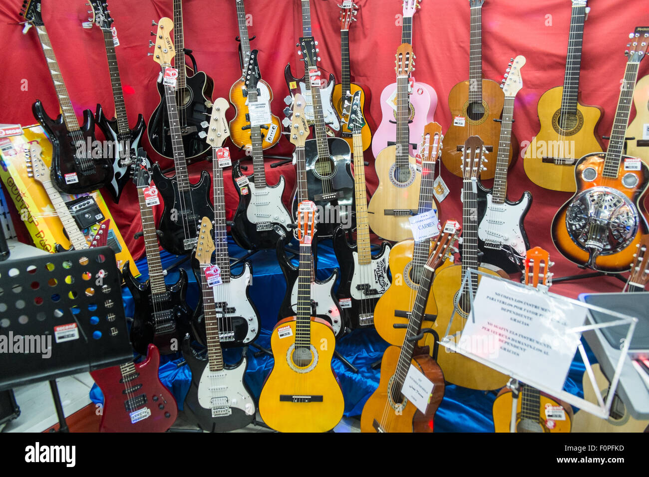 Guitarra,guitarras,bienes de segunda mano en venta en este 'Segundos' shop  en Terrassa, Barcelona, Cataluña, España Fotografía de stock - Alamy