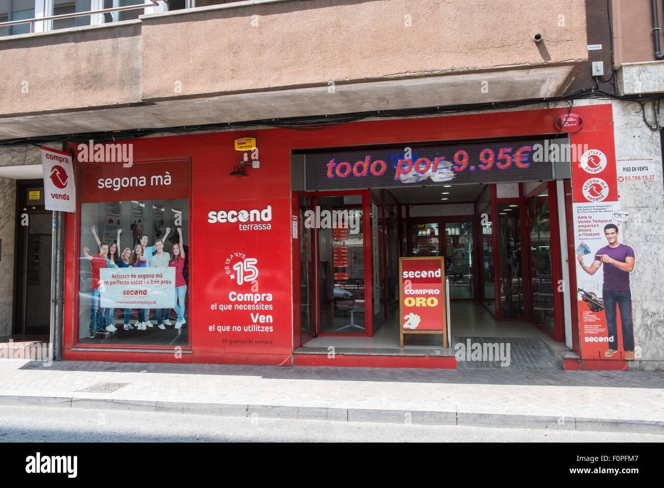 Bienes de segunda mano en venta en este 'secend' segundos tienda en  Terrassa, Barcelona, Cataluña, España Fotografía de stock - Alamy