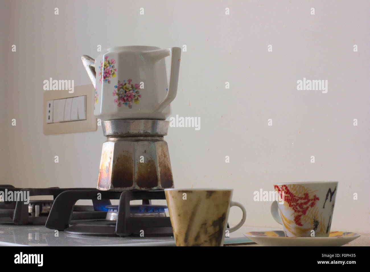 Cafetera italiana 70s porcelana Fotografía de stock - Alamy
