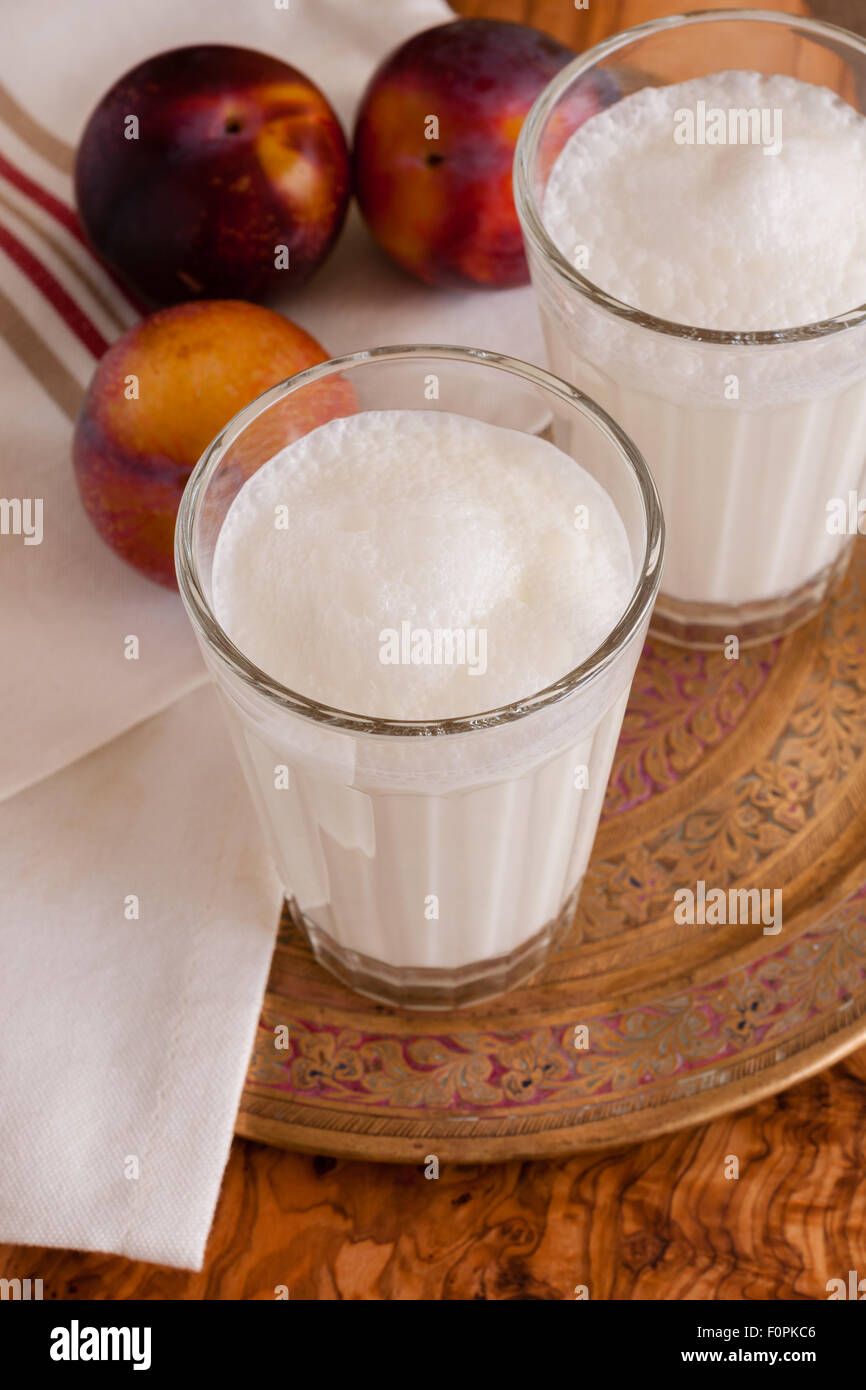 Ayran o Doogh una popular bebida de yogur diluido desde el Oriente Medio Foto de stock