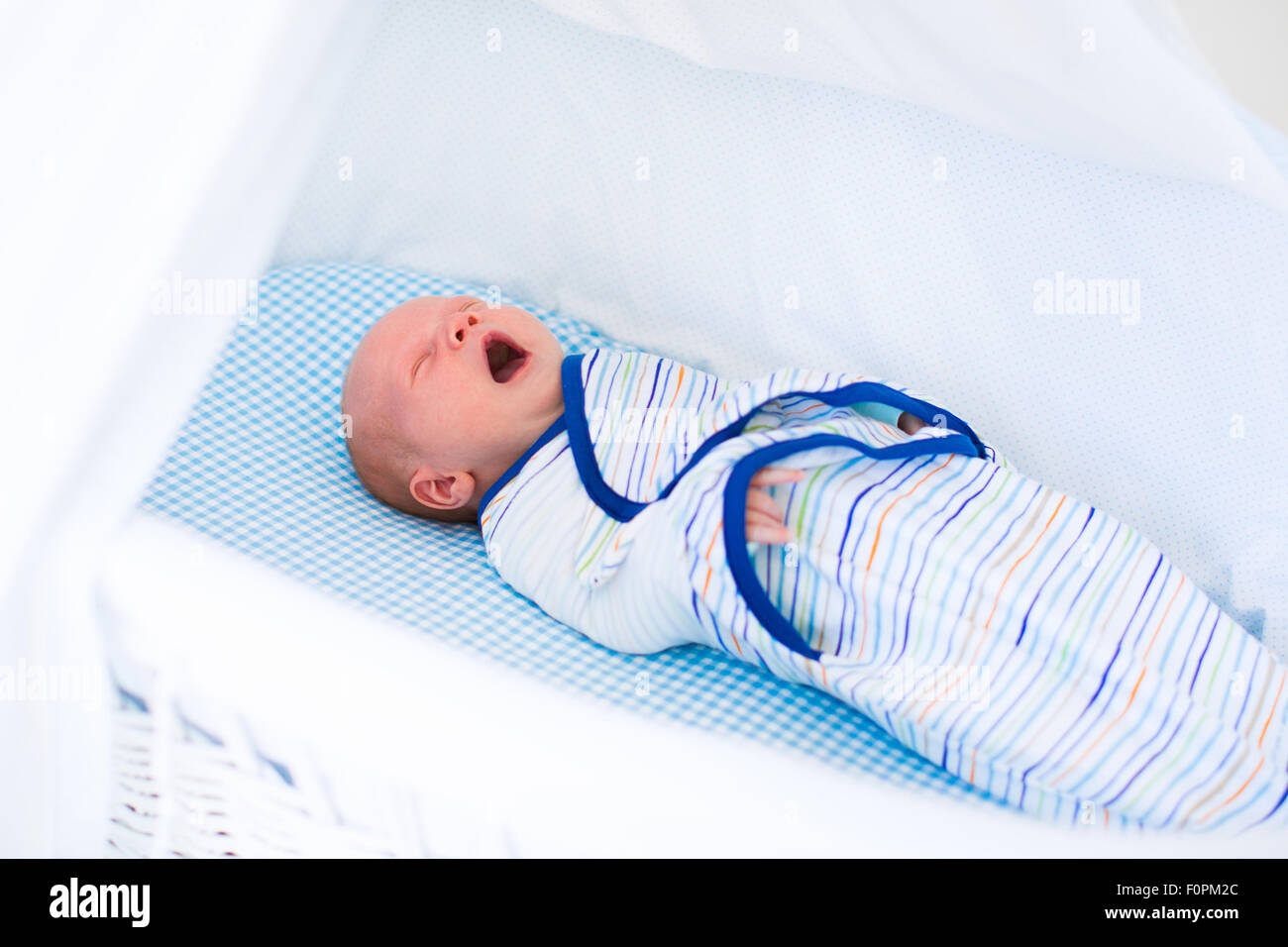 Bebé durmiendo en la canasta fotografías e imágenes de alta resolución -  Página 10 - Alamy