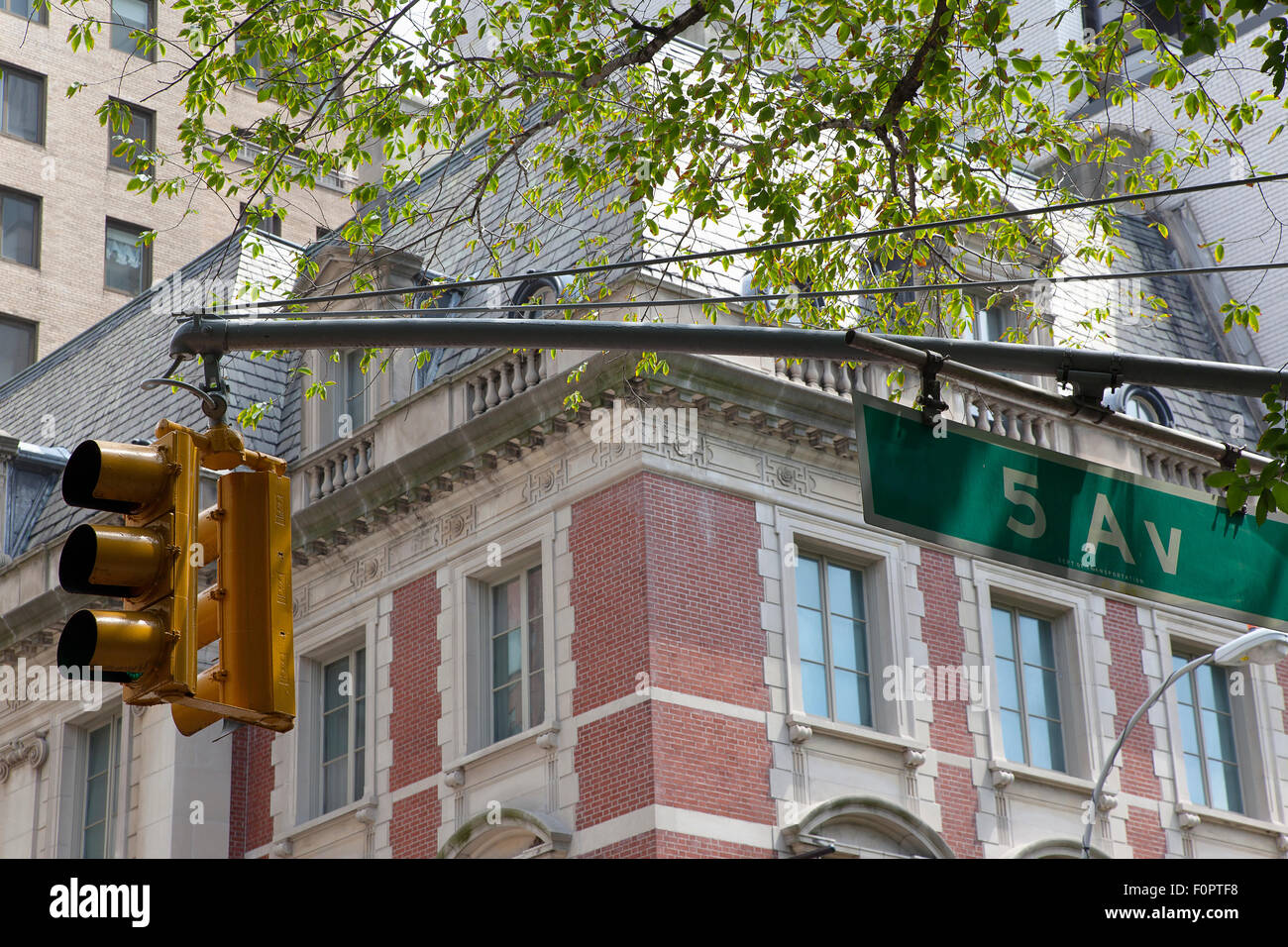 Ee.Uu., Estado de Nueva York, Ciudad de Nueva York, Manhattan, signo de la calle en la quinta avenida, junto a Central Park. Foto de stock