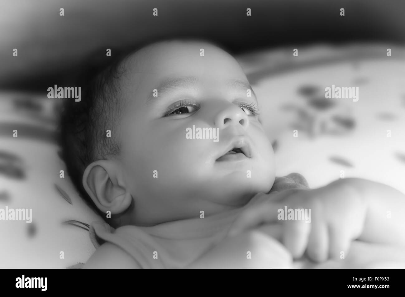 Cerrar retrato en blanco y negro de un lindo, hermoso niño bengalí en diferentes estados de ánimo con espacio de copia Foto de stock
