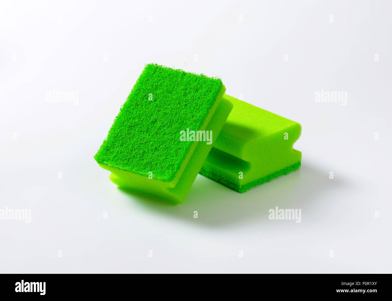 Dos esponjas de cocina verde con estropajos Fotografía de stock - Alamy