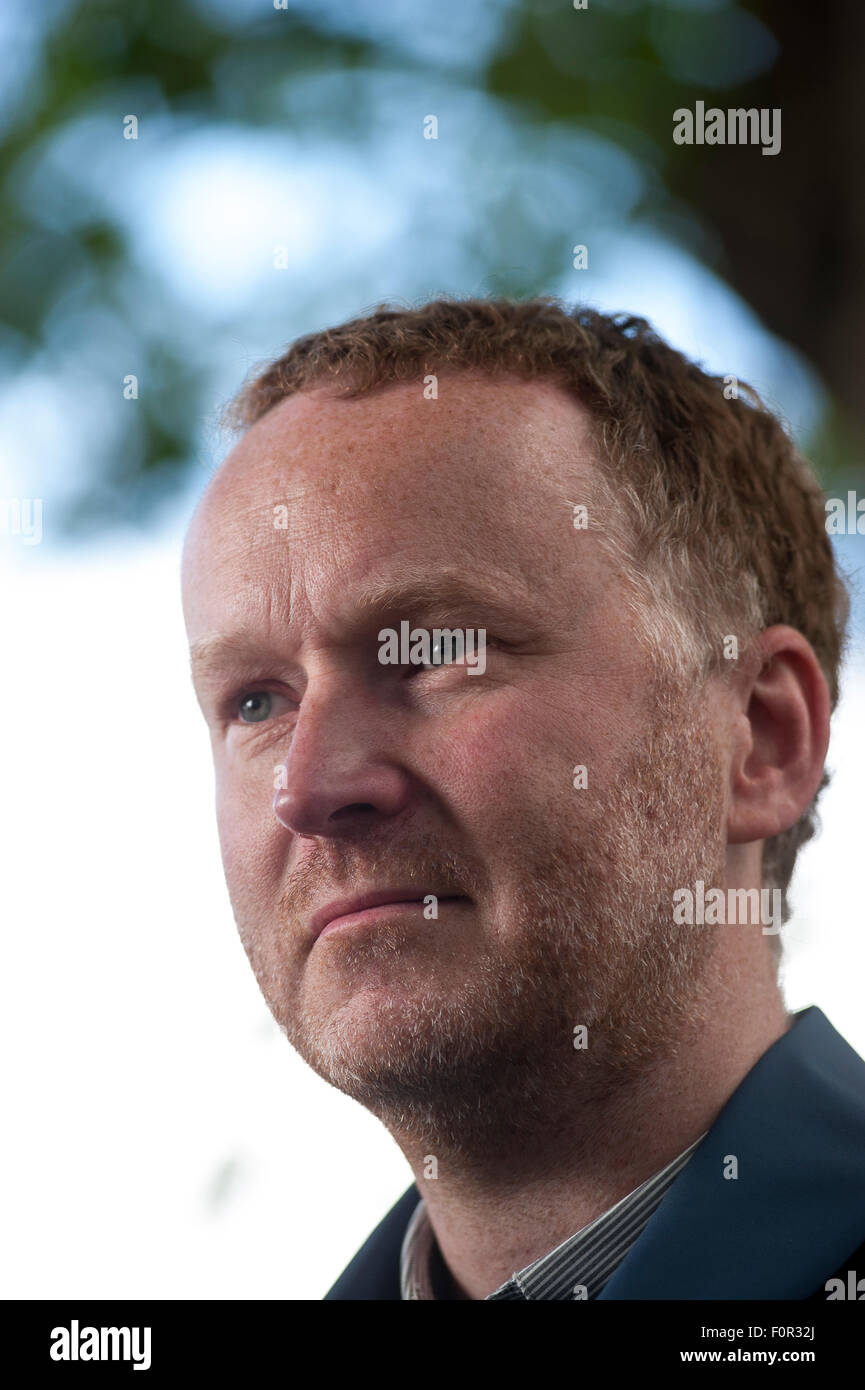 El artista Nathan Coley presentándose en el Festival Internacional del Libro de Edimburgo Foto de stock