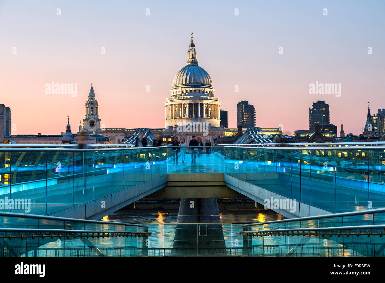 Londres, Londres Puente del Milenio y la Catedral de San Pablo en la noche Foto de stock