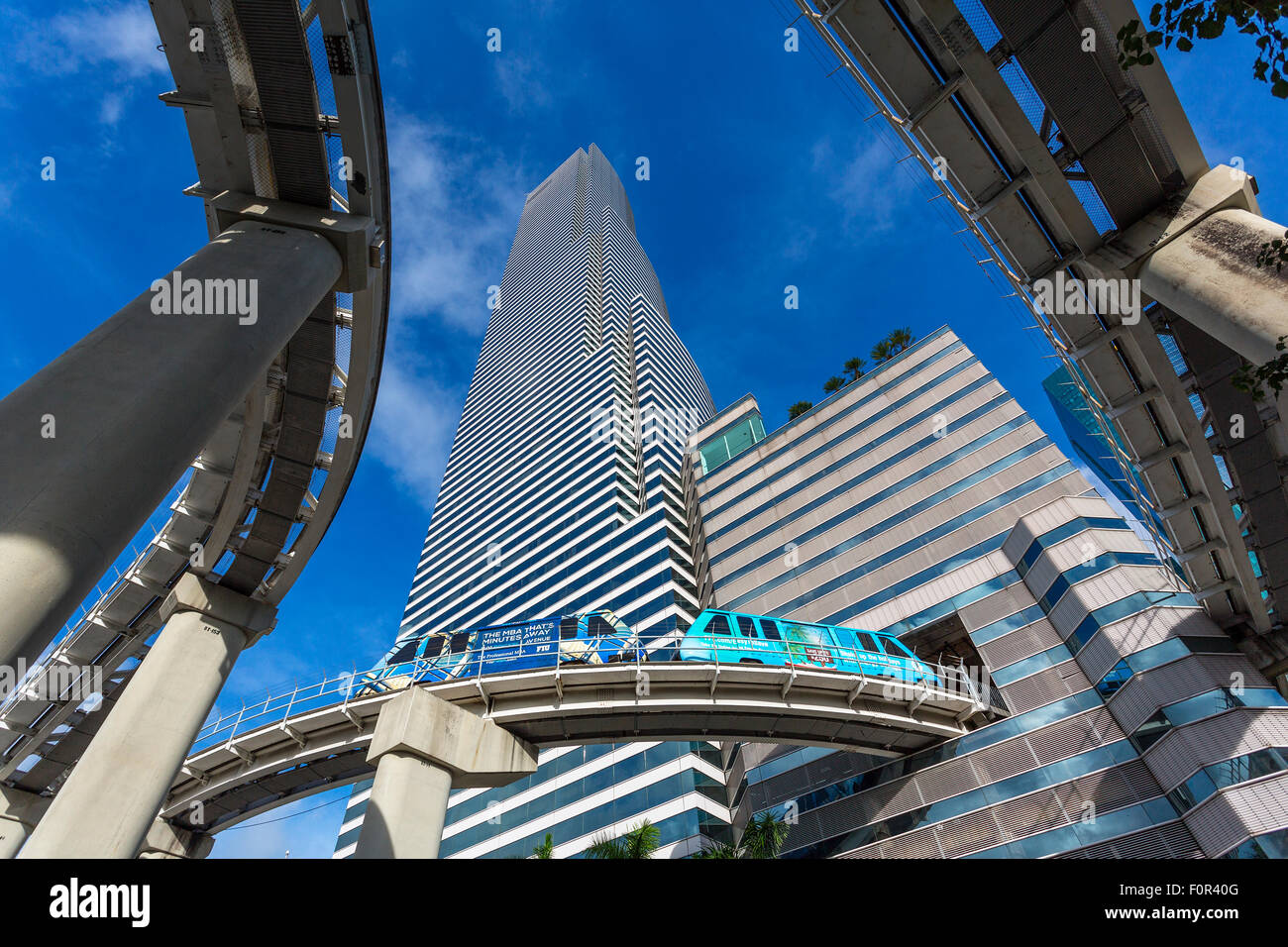 Metrorail y Torre de Miami, Miami Downtown Foto de stock