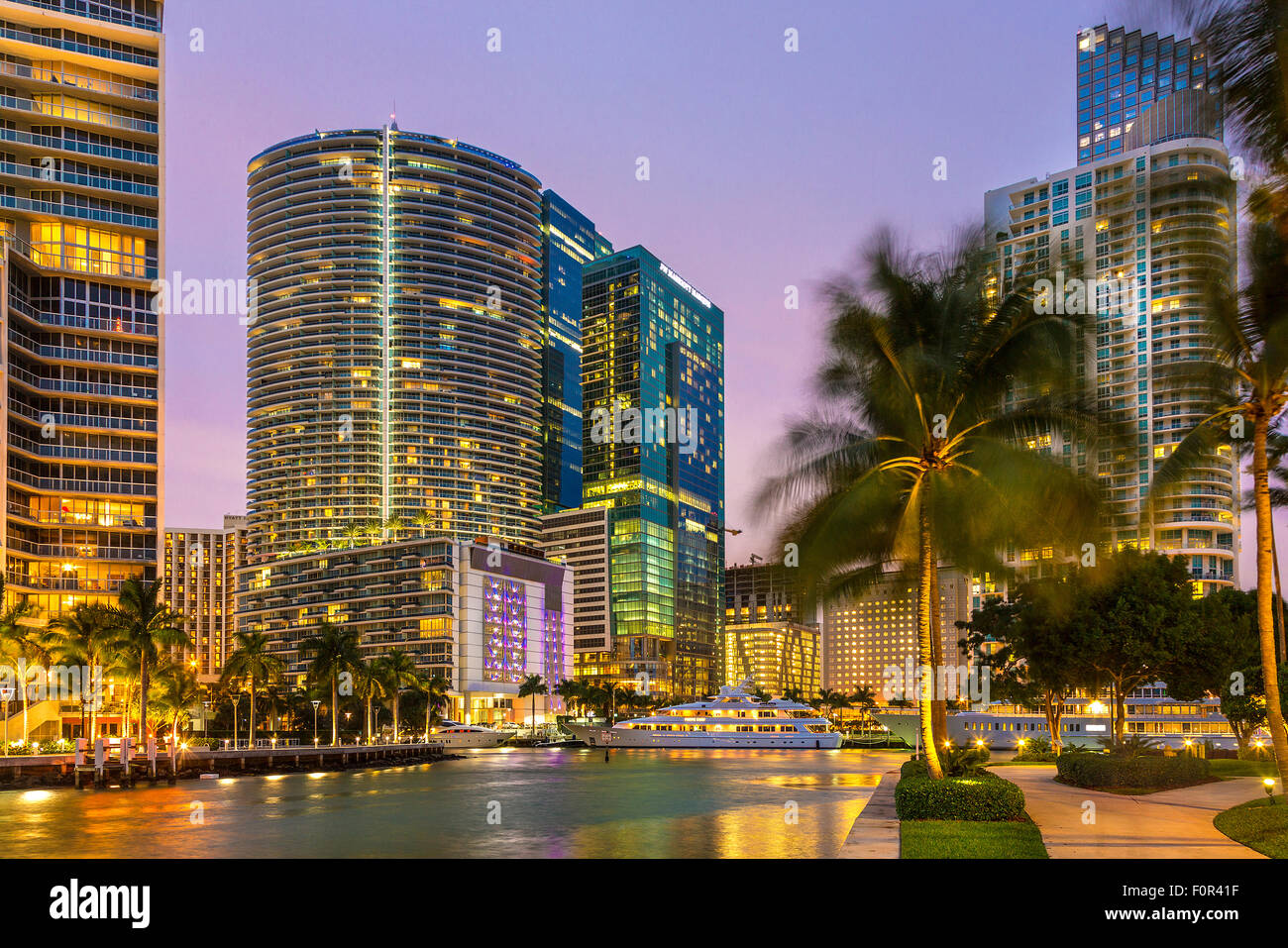 Centro de Miami, Brickell Key en la noche Foto de stock