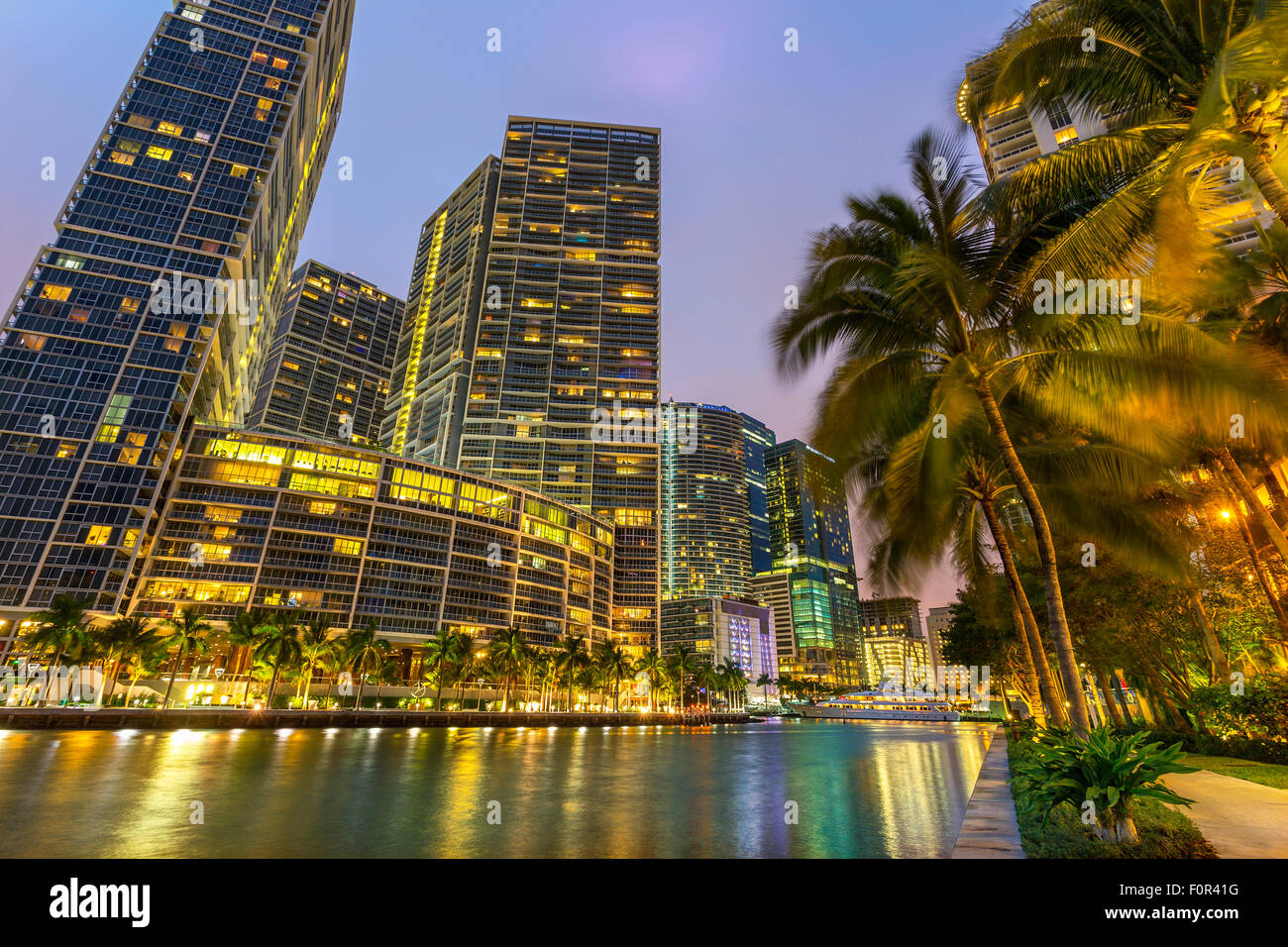 Centro de Miami, Brickell Key en la noche Foto de stock