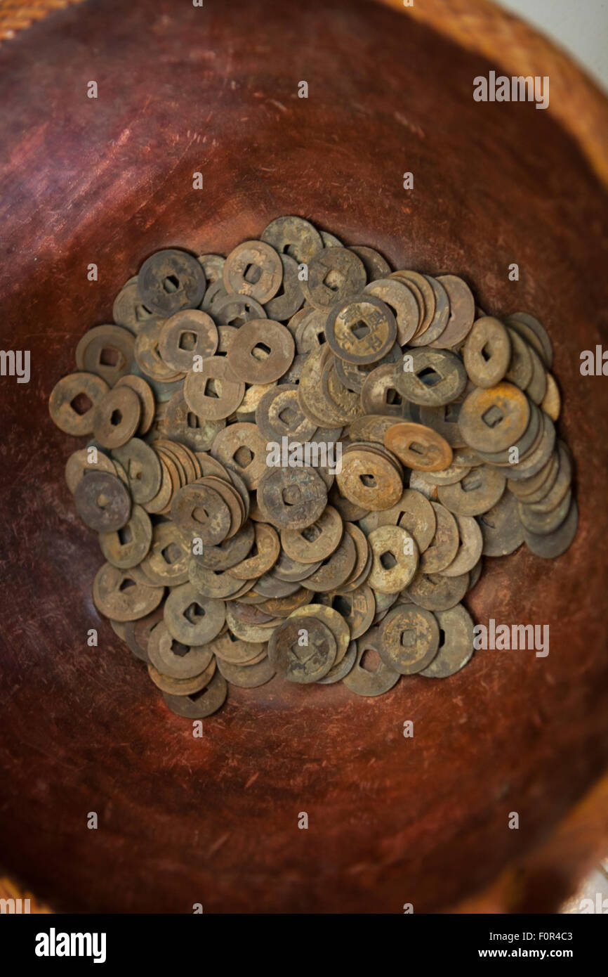 Los antiguos chinos coinages encontrados en el estuario del río Batanghari, Sumatra. Foto de stock