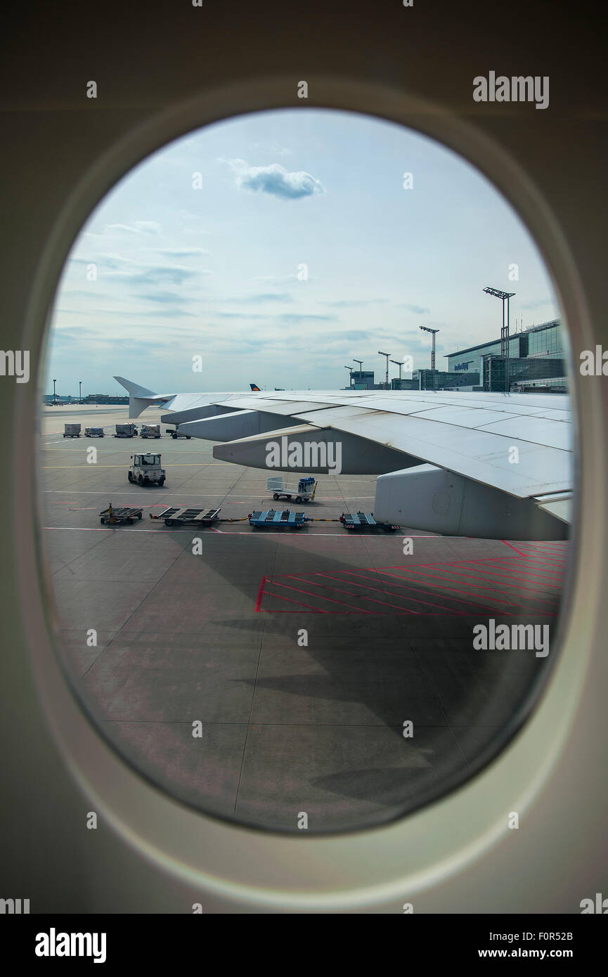 Vista desde la ventana del ala de un Airbus A380-800, aeropuerto de Frankfurt am Main, Hesse, Alemania Foto de stock