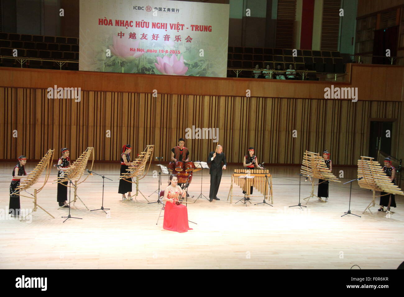 Hanoi, Vietnam. 19 Aug, 2015. Artistas vietnamitas y chinos actuarán juntos en un concierto en Hanoi, Vietnam, el 19 de agosto de 2015. Un concierto de amistad sino-vietnamita se celebró en la capital de Vietnam Hanoi el miércoles por la noche, aprovechando la participación de artistas de los dos países con sus instrumentos de música tradicional. © Le Yanna/Xinhua/Alamy Live News Foto de stock