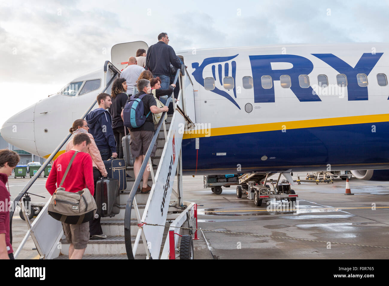 Los pasajeros que partan de Ryanair desde el aeropuerto de Stansted, Londres, Reino Unido. Foto de stock