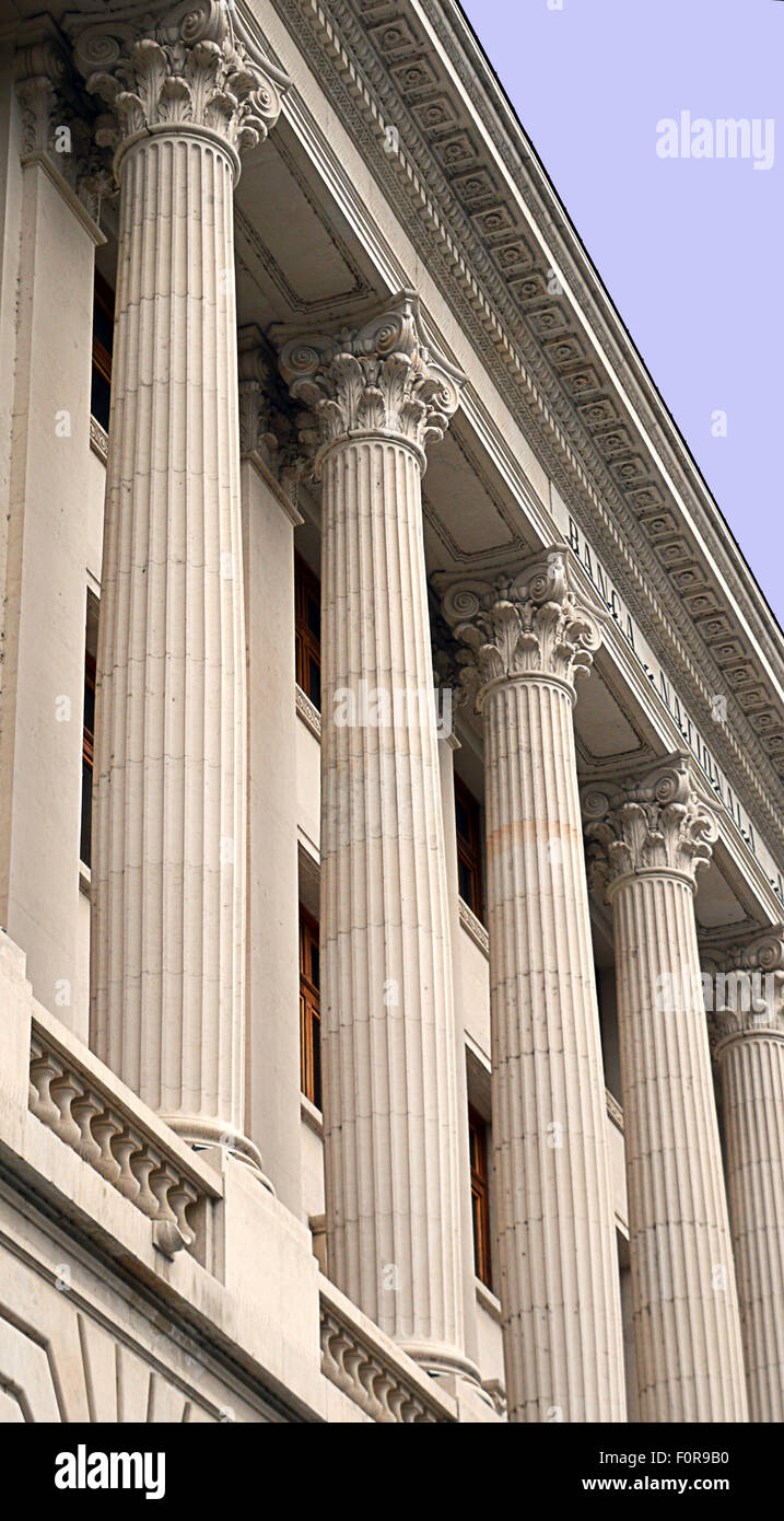 Columnas corintias en la fachada neo-clásica destacando la estabilidad de un banco central Foto de stock