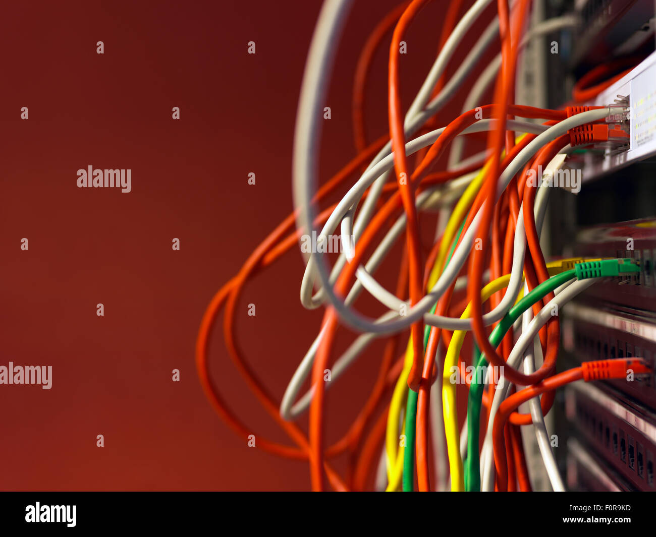 Los cables de red y servidores con espacio de copia Foto de stock