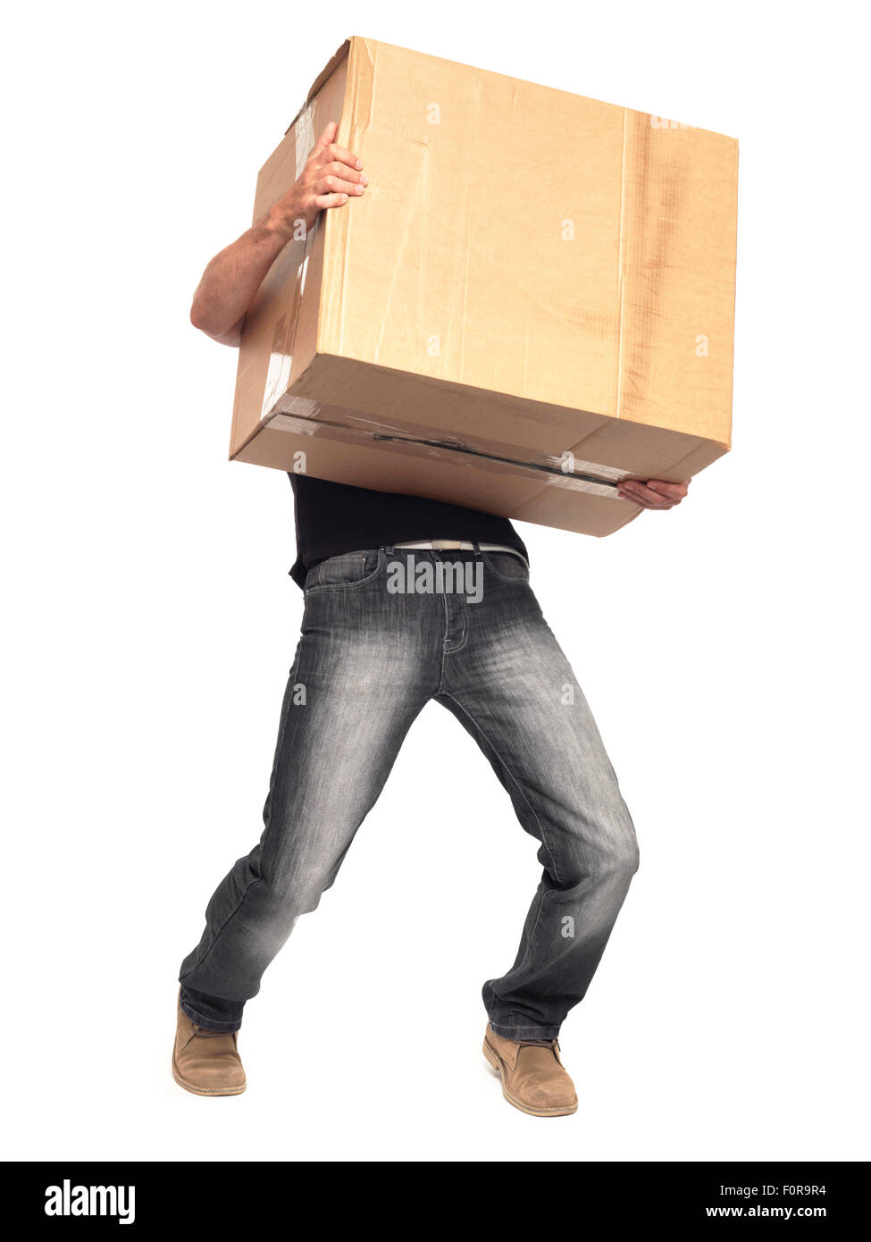 El hombre lleva una caja pesada aislado en blanco con trazado de recorte Foto de stock