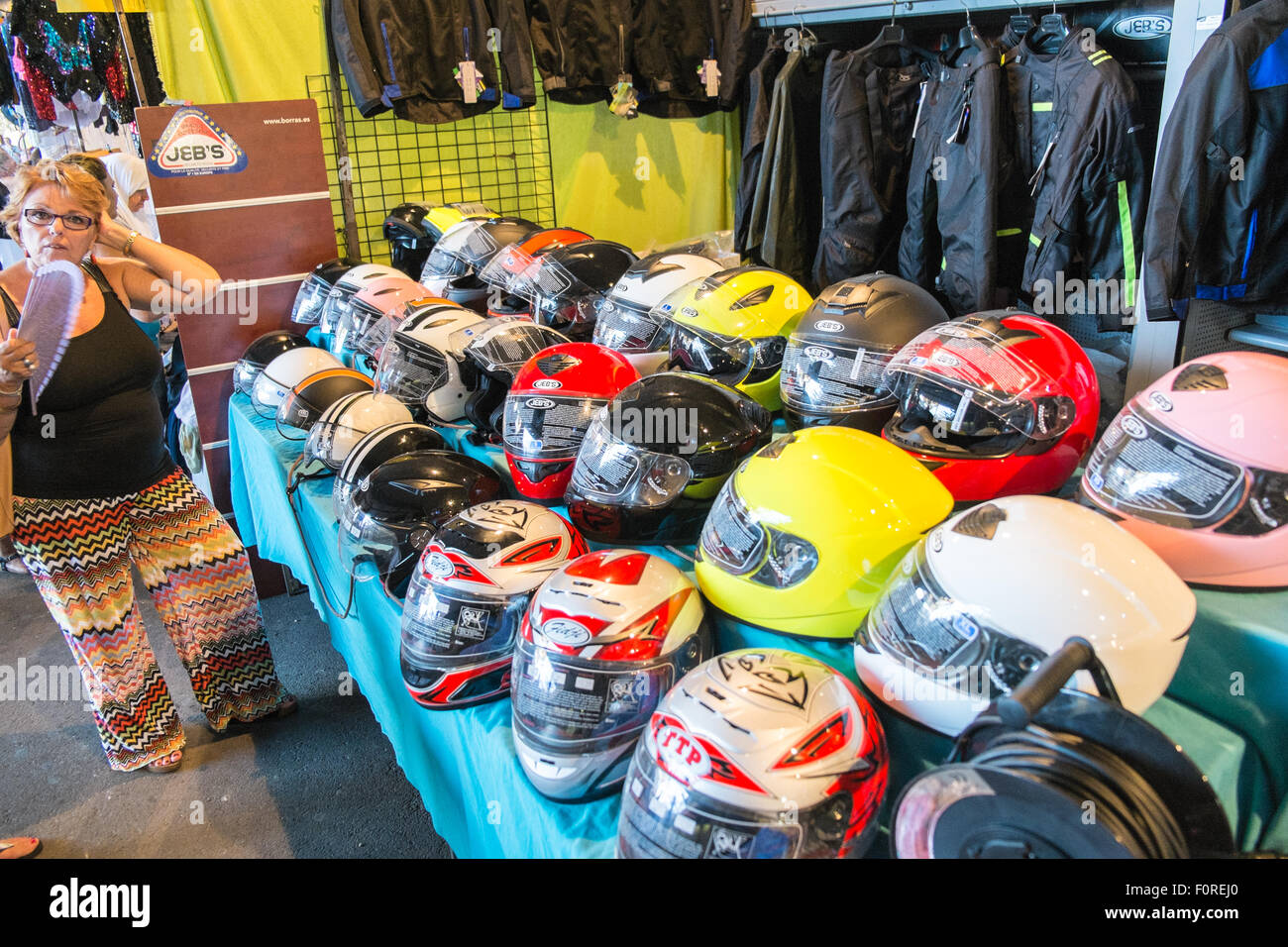 digestión Elasticidad predicción Cascos de motocicleta de segunda mano en venta en Els Encants mercadillo al  aire libre, los vendedores y los bienes de segunda mano, Barcelona, España  Fotografía de stock - Alamy