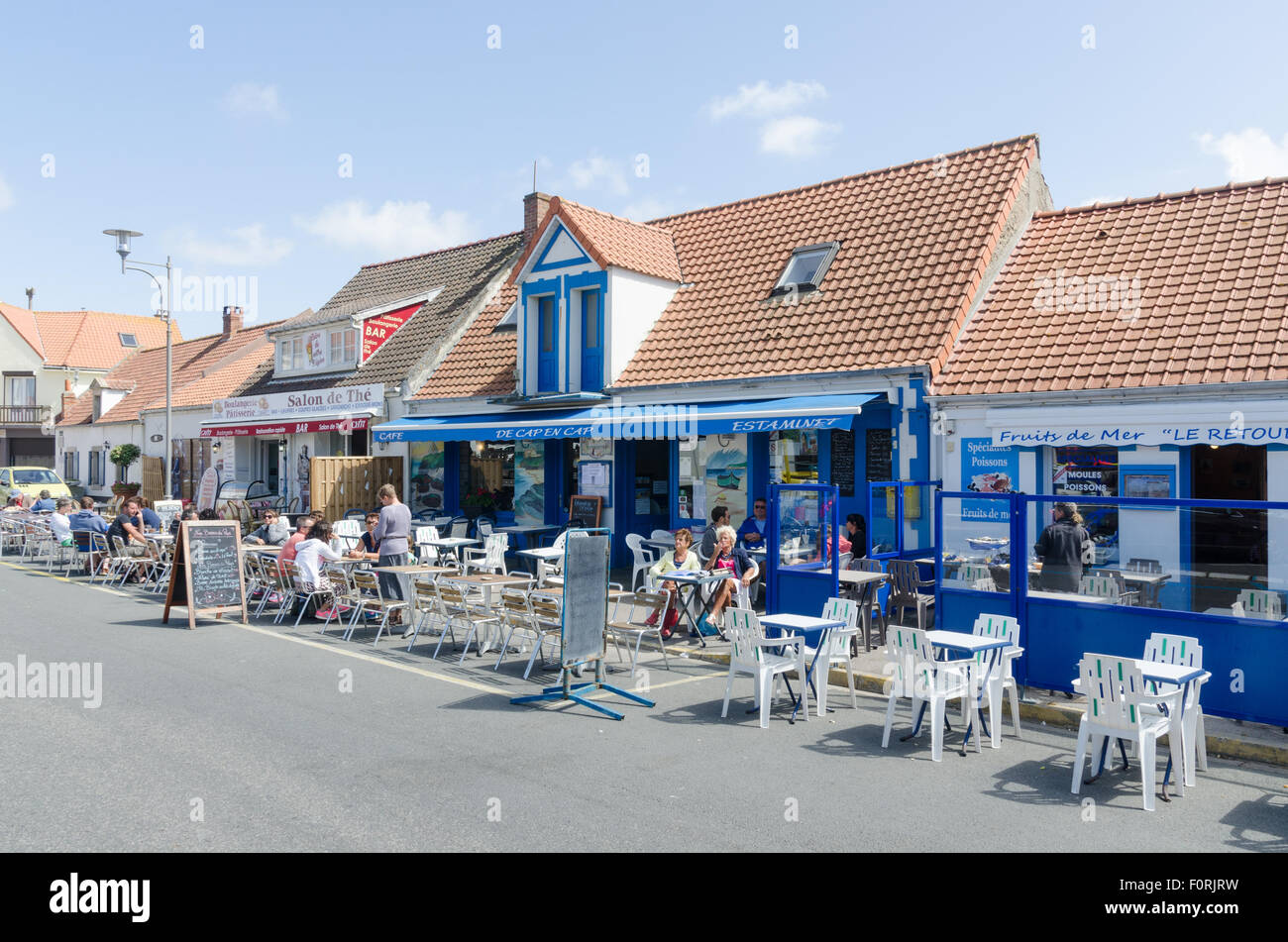 Restaurantes y bares en la ciudad de Normandía Audresselles Foto de stock