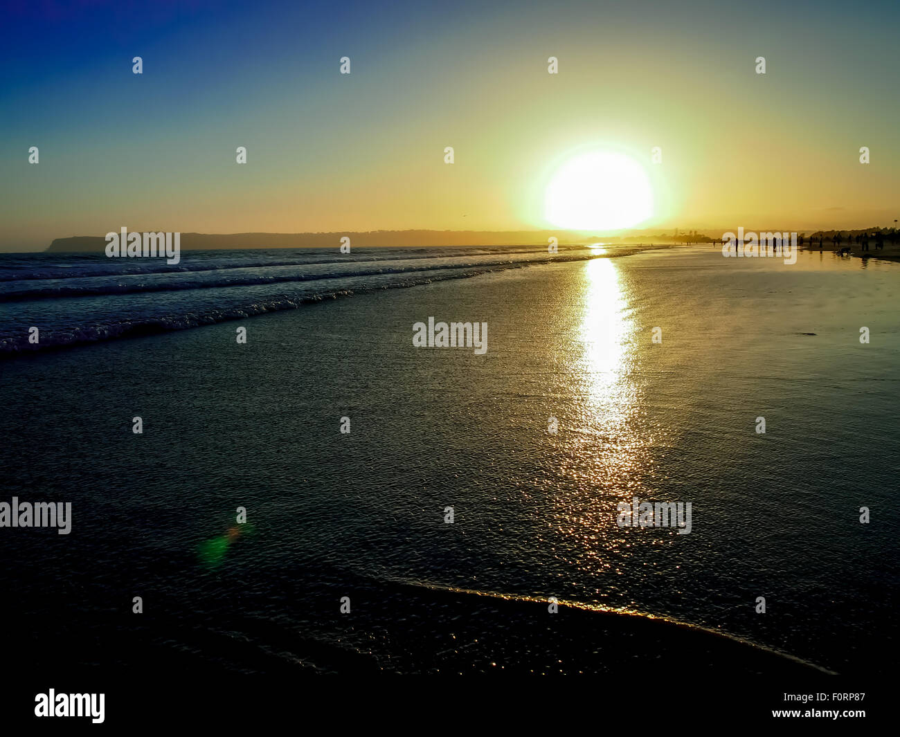 La puesta de sol en la Playa Coronado en San Diego en junio Foto de stock