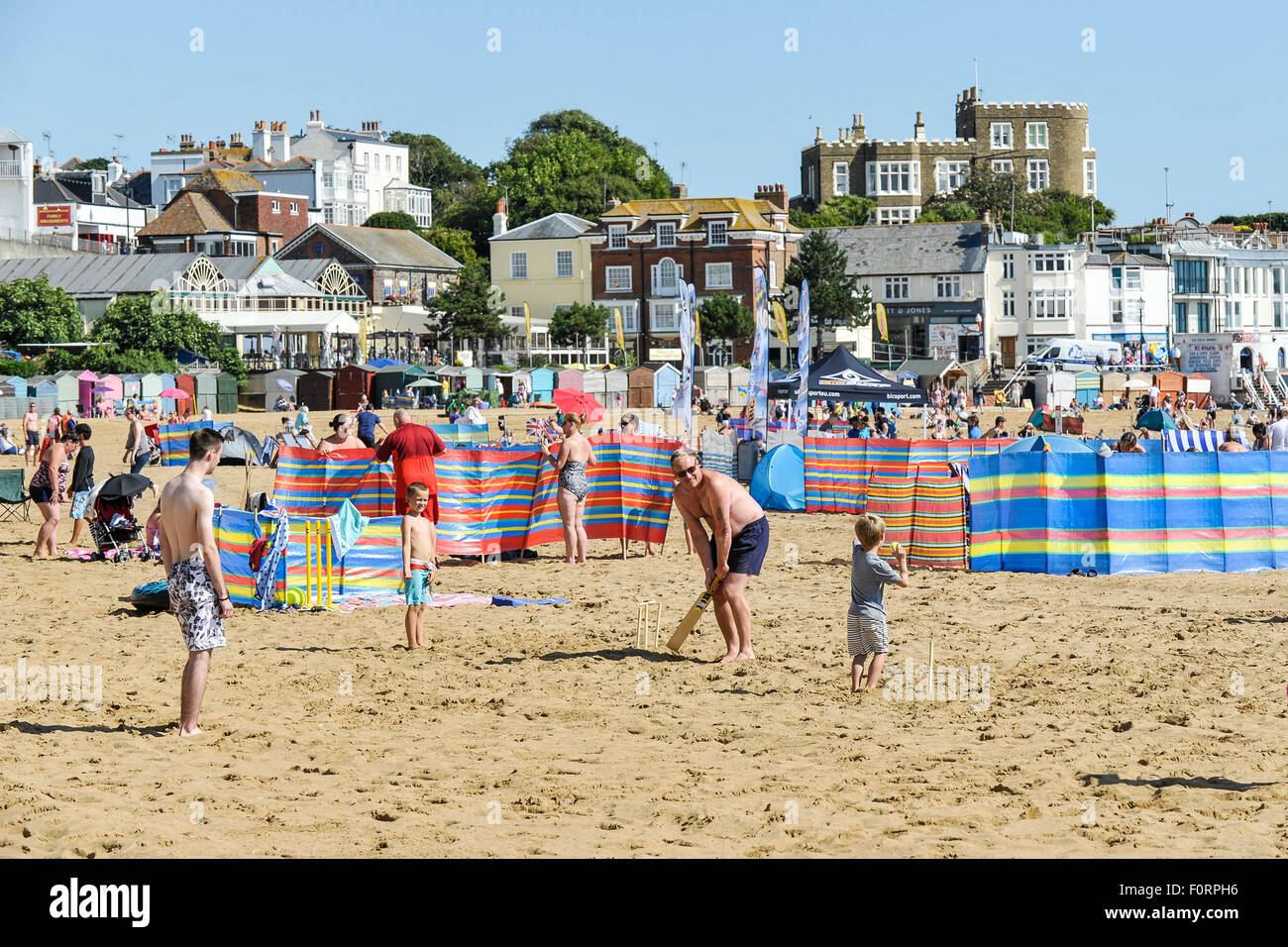 Los turistas en la playa en la Bahía de Vikingo en Broadstairs, Kent. Foto de stock