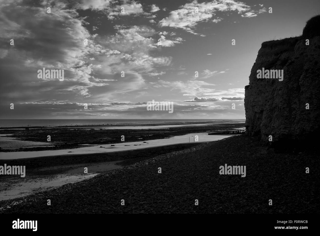 Playa vacía y el mar, la luz de la mañana temprano, Normandía, Francia,en blanco y negro Foto de stock