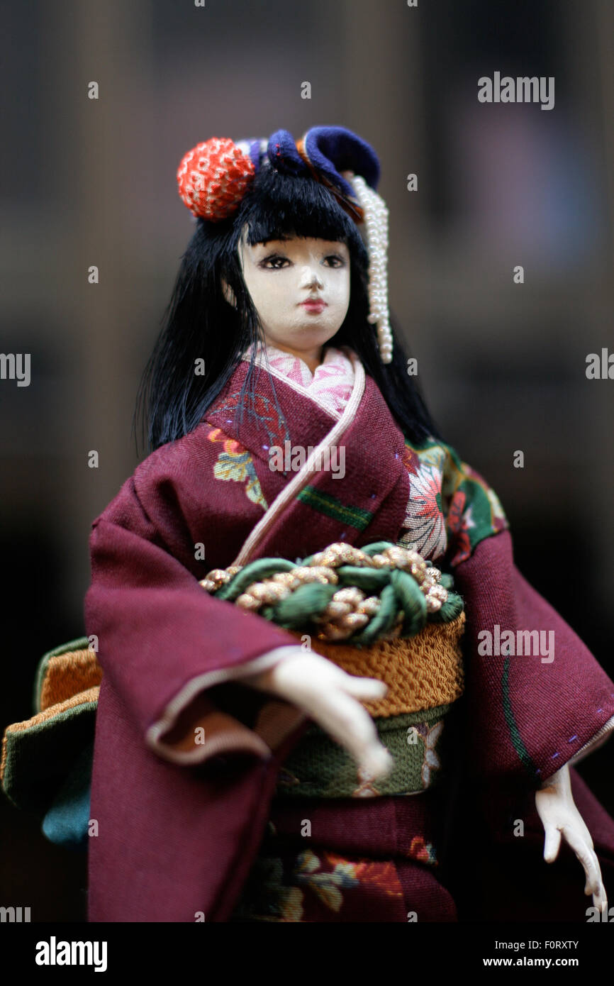 Muñeca japonesa fotografías e imágenes alta resolución - Alamy