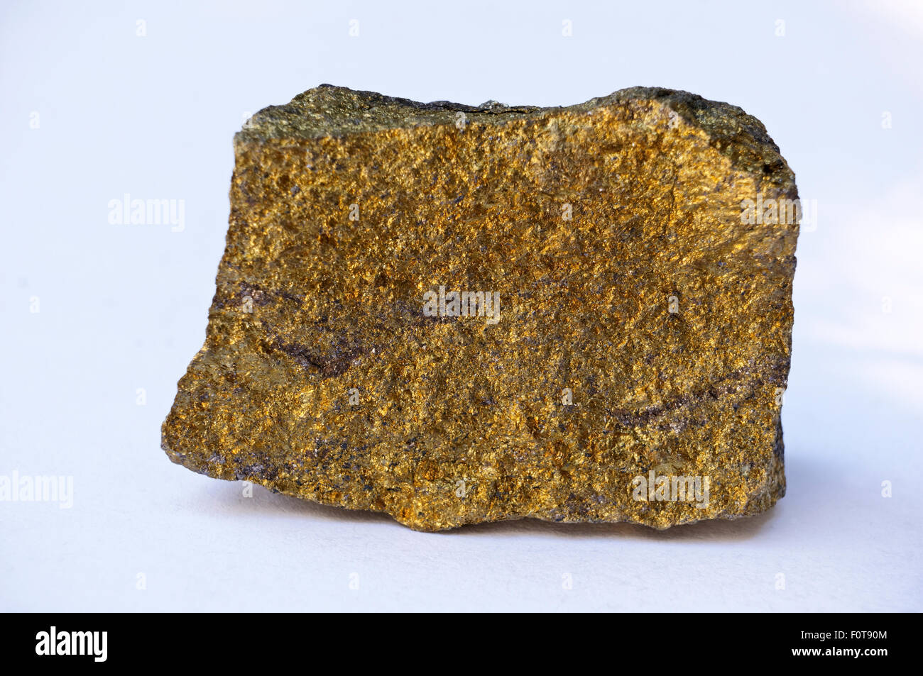 Muestra de Calcopirita, un mineral de sulfuro de cobre hierro, a veces llamado el oro del tonto Foto de stock