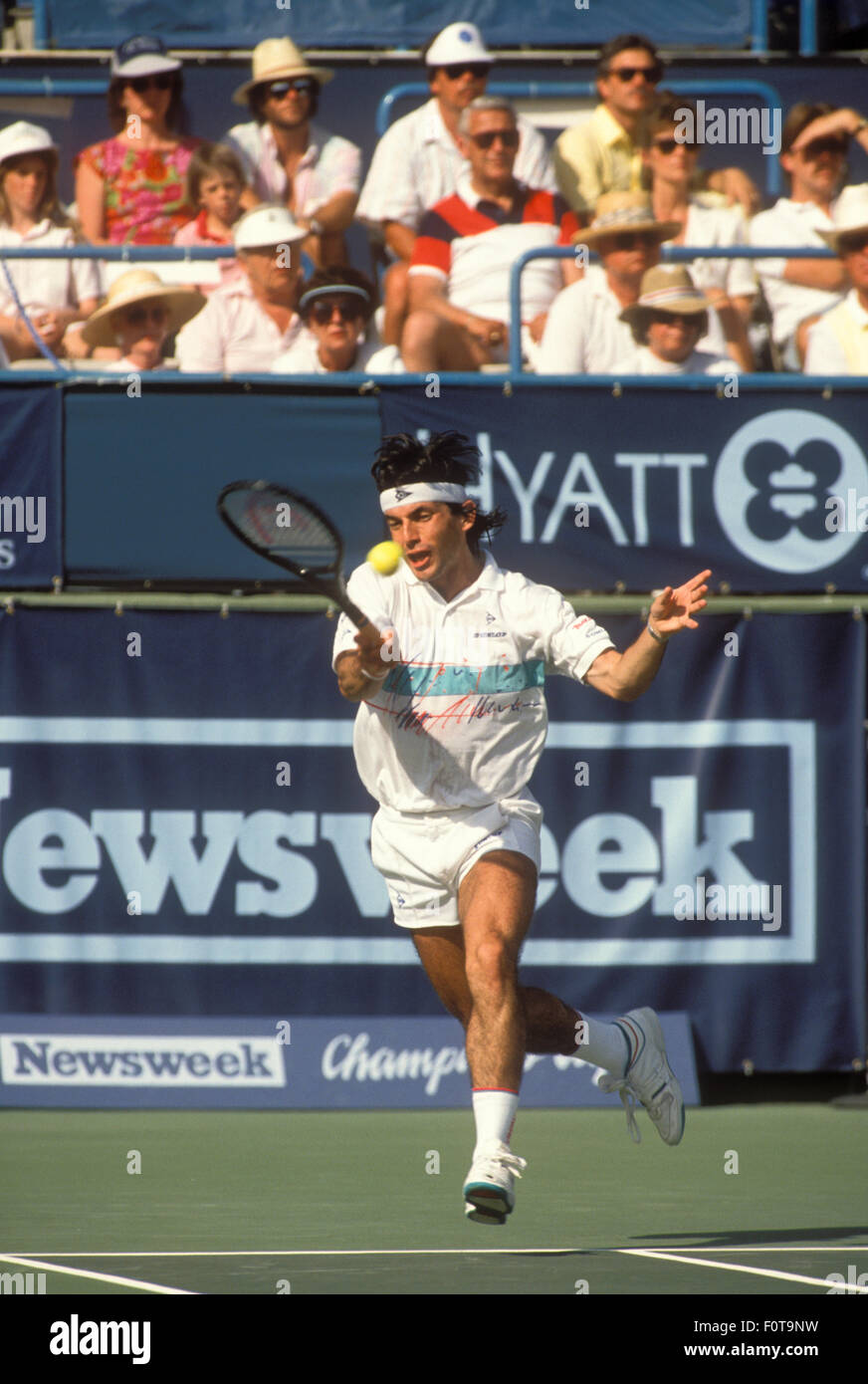 Emilio Sánchez en acción contra Boris Becker en el torneo de la Copa de Campeones de Newsweek en Indian Wells, CA el 6 de marzo de 1988. Foto de stock