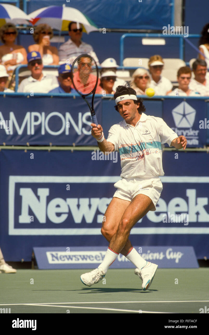 Emilio Sánchez en acción contra Boris Becker en el torneo de la Copa de Campeones de Newsweek en Indian Wells, CA el 6 de marzo de 1988 Foto de stock